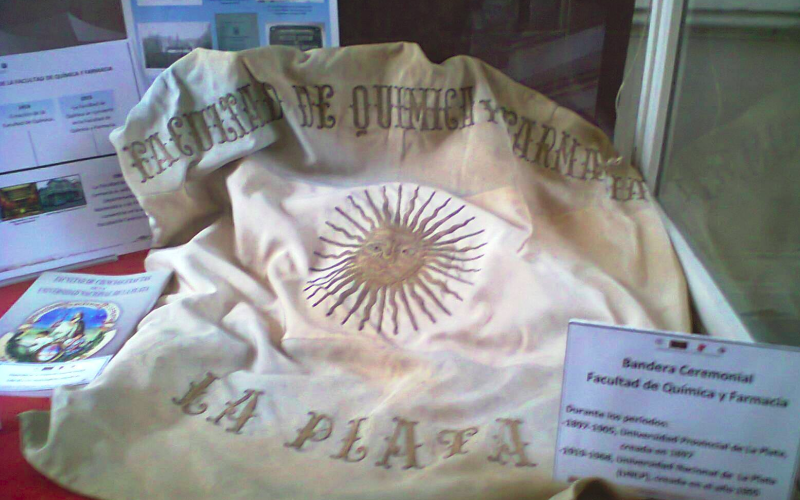 Bandera Ceremonial de la Universidad Provincial de La Plata